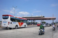 Có 3 trạm thu phí sẽ dừng thu từ 12 giờ trưa ngày 6/7 với lý do chậm ký kết phụ lục hợp đồng lắp đặt thu phí tự động không dừng. (Ảnh: Việt Hùng/Vietnam+)