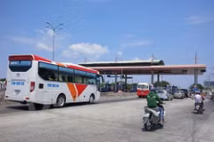 Có 3 trạm thu phí sẽ dừng thu từ 12 giờ trưa ngày 6/7 với lý do chậm ký kết phụ lục hợp đồng lắp đặt thu phí tự động không dừng. (Ảnh: Việt Hùng/Vietnam+)