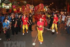 Rước đèn Trung Thu trên phố Hà Nội. (Ảnh: Thanh Tùng/TTXVN)