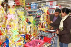 Các siêu thị chuẩn bị hàng hóa phục vụ mua sắm Tết (Ảnh: TTXVN)
