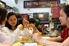 Giao dịch vàng tại Công ty Bảo Tín Minh Châu (Ảnh: Trần Việt/TTXVN)