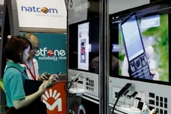 Người tiêu dùng đang lựa chọn công nghệ và dịch vụ mạng (Ảnh: TTXVN)