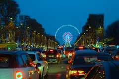 Buổi tối, đại lộ Champs Elysées lộng lẫy với “ngàn sao” nhấp nháy trên hai hàng cây chạy dài thẳng tắp hướng đến Khải Hoàn Môn. (Ảnh: Hùng Võ/Vietnam+)