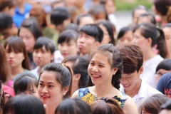 Sinh viên rạng rỡ tại điểm bỏ phiếu khu vực trường Đại học sư phạm Hà Nội. (Ảnh: Minh Sơn/Vietnam+)