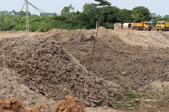 Bùn thải đổ tại bãi bồi Thanh Lan, thuộc xã Đại Mạch, huyện Sóc Sơn, thành phố Hà Nội. (Ảnh: MM/Vietnam+)