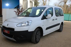 Ôtô điện chạy bằng ắc quy lưu tích điện từ năng lượng mặt trời. (Ảnh: Hùng Võ/Vietnam+)