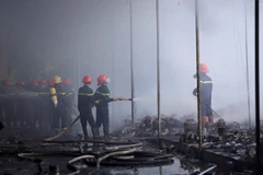 Theo lời một số công nhân, khu vực cháy có thể bắt nguồn từ khu vực đang hàn xì phía sau xưởng. (Ảnh: Minh Sơn/Vietnam+)