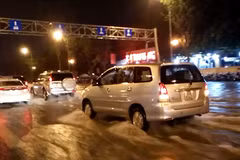 Cảnh báo một số tuyến đường bị ngập nặng ở nội thành Hà Nội. (Ảnh: Hùng Võ/Vietnam+)