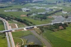 Tuyến cao tốc Nội Bài – Lào Cai đi ven theo bờ sông Hồng. (Nguồn ảnh: TTXVN)