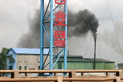 Đốt rác thải công nghiệp chưa qua xử lý, làng nghề Phong Khê đang 'bức tử' môi trường. (Ảnh: Hùng Võ/Vietnam+)