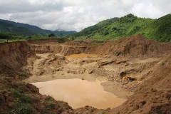 Một hố vàng ở huyện Nam Giang bị khai khai thác trái phép. (Ảnh: PV/Vietnam+)