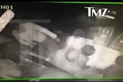 Beyonce thản nhiên đứng nhìn Jay Z bị tấn công hung tợn