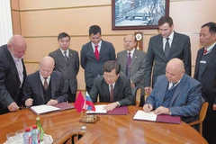 Tàu ngầm HQ 183 Hồ Chí Minh lên đường về Việt Nam