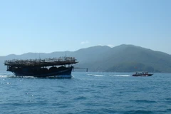 Tàu Trung Quốc lại rượt đuổi và đâm tàu cá Việt Nam 