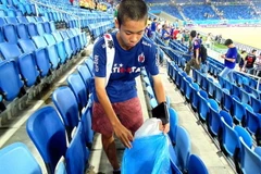 Cổ động viên Nhật Bản dùng túi bóng để cổ vũ và dọn rác