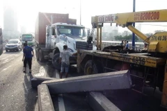 Đầu kéo ủi mất lái tông dải phân cách gây kẹt xe cầu Sài Gòn