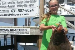 Bé gái 13 tuổi câu được con cá bơn hiếm có dài tới gần 1m 