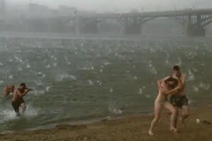 Người dân hoảng loạn vì cơn mưa đá giống như "Ngày tận thế"