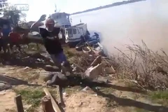 Người đàn ông đùa giỡn với "tử thần" khi giẫm lên thân cá sấu