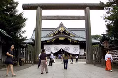 Chuyến thăm đền Yasukuni của quan chức Nhật bị chỉ trích