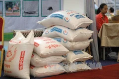 Gạo Battambang, loại gạo xuất khẩu nổi tiếng của Campuchia được giới thiệu tại một hội chợ. (Ảnh: Xuân Khu/TTXVN)