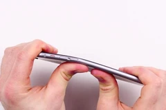 iPhone 6 Plus không phải là siêu phẩm duy nhất dễ bị... bẻ cong