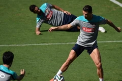 Huấn luyện viên Bồ Đào Nha phẫn nộ vì phải thi đấu giữa trưa