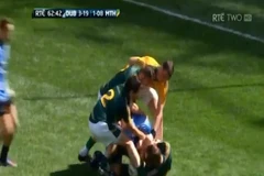 "Bệnh cắn" của Luis Suarez đã lan sang giải bóng bầu dục