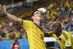 Fernandinho cảnh báo Brazil về sự nguy hiểm của James Rodriguez