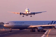 Hai máy bay suýt đâm nhau nổ tung ngay trên đường băng 