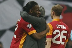 Video Drogba ôm hôn người thầy cũ Jose Mourinho