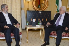 Tổng thống Palestine Mahmud Abbas (bên phải) trong cuộc gặp gỡ.(Nguồn:AFP)