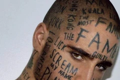 Người mẫu nam xăm chữ kín mặt để mong sớm được nổi tiếng