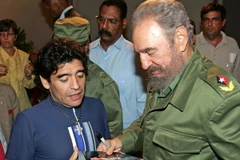 Cựu lãnh đạo Cuba Fidel Castro hâm mộ Messi và Maradona