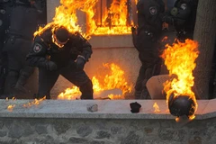 Video cảnh sát Ukraine trúng bom xăng, toàn thân bốc cháy