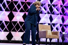 Bà Hillary Clinton trở thành "nạn nhân" của trò ném giầy