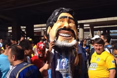 Ở Argentina, Messi không bao giờ sánh được với Maradona
