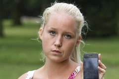 Một phụ nữ bị bỏng nặng ở ngực do sạc điện thoại phát nổ 