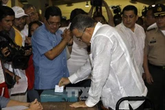 Tổng thống El Salvador Mauricio Funes bỏ phiếu tại một địa điểm bầu cử. (Nguồn: AFP/TTXVN)