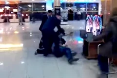 “Phát điên” khi chơi trò tàu lượn bằng kính thực tế ảo 