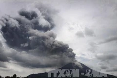 Núi lửa Sinabung phun trào, hàng vạn người phải sơ tán