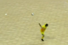 Pha đánh gót ghi bàn không tưởng khiến thủ môn bàng hoàng