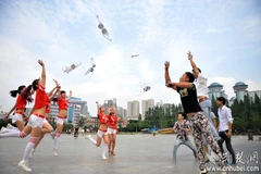 20 cô gái trẻ ném áo ngực để phản đối World Cup 2014