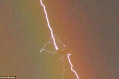 Thót tim với cảnh tượng máy bay bị sét đánh dưới cầu vồng