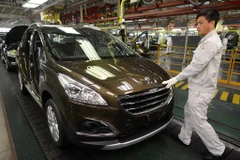 Một nhân viên làm việc ở nhà máy sản xuất của hãng Peugeot ở Trung Quốc. (Nguồn: AFP)