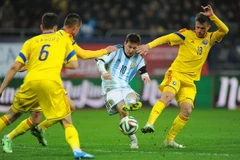 Ảnh loạt trận giao hữu: Messi bất lực, Benzema thăng hoa