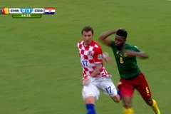 Alex Song thành thảm họa khi triệt hạ đối phương bằng cùi chỏ