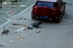 Cậu bé thoát chết thần kỳ khi bị ôtô "vô tình" cán qua người