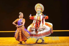 Các nghệ sỹ múa Ấn Độ trong đêm biểu diễn. (Ảnh: Minh Đức/TTXVN)