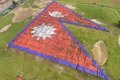 [Photo] 35.000 người ở Nepal ghép lá cờ lớn nhất thế giới